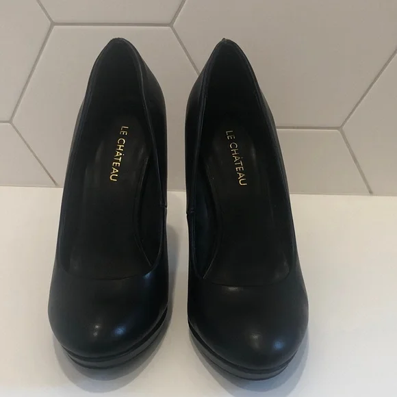 Le Chateau Classic Black Heels - Picture 2 of 4